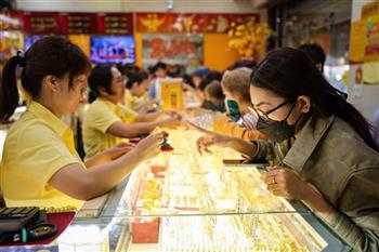 Giá vàng lao dốc, tiết kiệm hưởng lợi