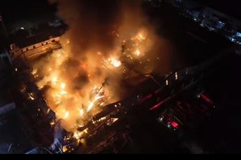 Cháy lớn trong đêm tại công ty sản xuất bỉm, cột khói bốc cao hàng chục mét ở Bắc Ninh