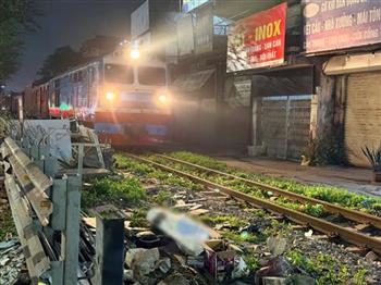 Va chạm với tàu hỏa ở Hà Nội, nam tài xế văng xa 20m, tử vong tại chỗ