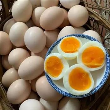 Trứng gà bán ở trại chỉ 1.200 đồng/quả, vào siêu thị tăng giá gấp ba