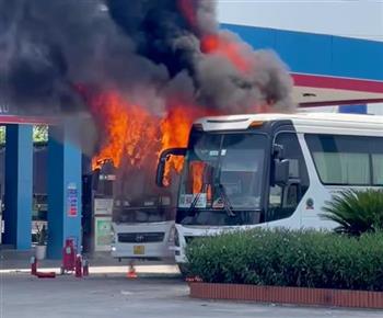 2 ô tô cháy ngùn ngụt cạnh cây xăng giữa trưa nắng nóng 38 độ