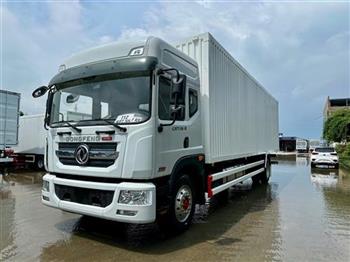 Nghịch lý tháng Ngâu, nhiều showroom ô tô vẫn đông khách