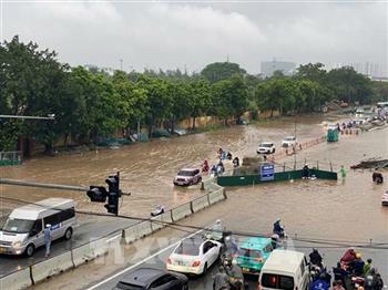 Nhiều tuyến đường ở Hà Nội ngập sâu sau trận mưa lớn kéo dài suốt đêm