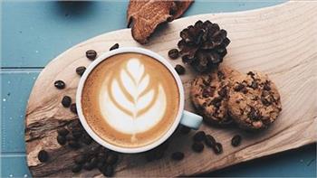 Cà phê hay trà tốt cho sức khỏe hơn?
