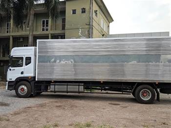Xe tải thùng kín Dongfeng có gắn bửng nâng hạ nhập khẩu