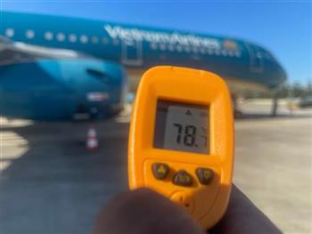 Nhân viên sân bay đẫm mồ hôi dưới “chảo lửa” Nội Bài lên tới hơn 78 độ C