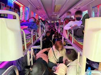 Hình ảnh bên trong ô tô 19 chỗ 