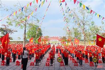 12 ngày sau khai giảng, phụ huynh vẫn quay cuồng tìm SGK, lo ăn bán trú