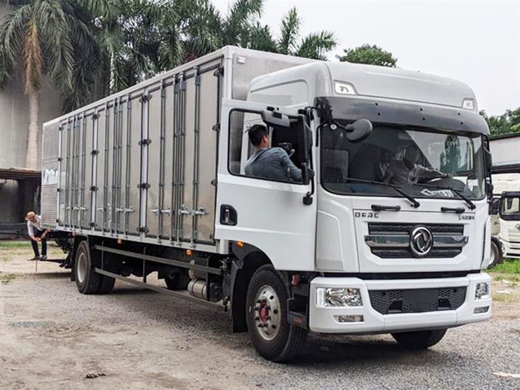 Xe tải thùng kín Dongfeng có gắn bửng nâng hạ