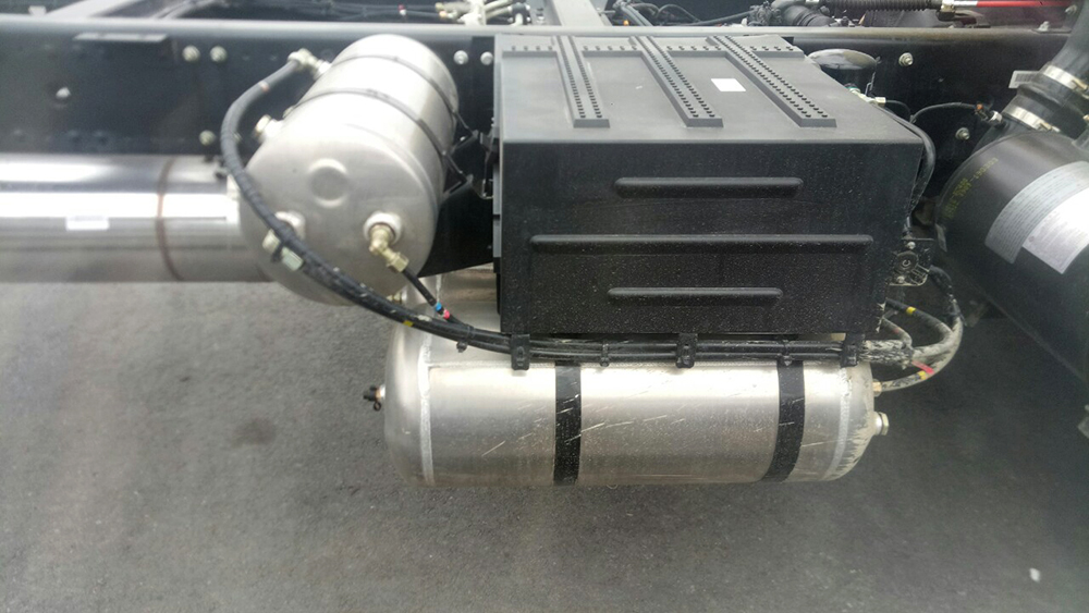 Xe tải Dongfeng B180 7 tấn thùng kín siêu dài 9.7m bình hơi