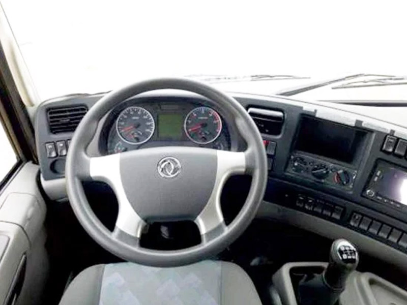 Xe tải Dongfeng 4 chân trang thiết bị nội thất tiên tiến nhất với vô lăng 4 chấu mạ Crôm